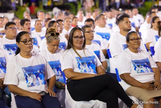 Entrega autobuses a transportistas en homenaje al Comandante Germán Pomares Ordóñez