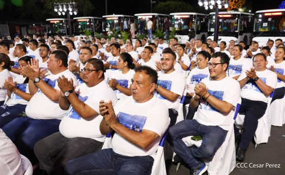 Entrega autobuses a transportistas en homenaje al Comandante Germán Pomares Ordóñez