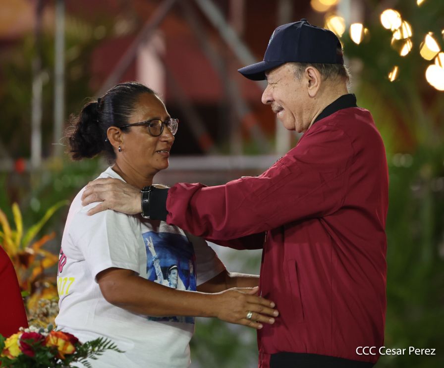Entrega autobuses a transportistas en homenaje al Comandante Germán Pomares Ordóñez