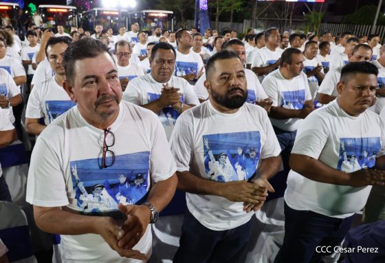 Entrega autobuses a transportistas en homenaje al Comandante Germán Pomares Ordóñez