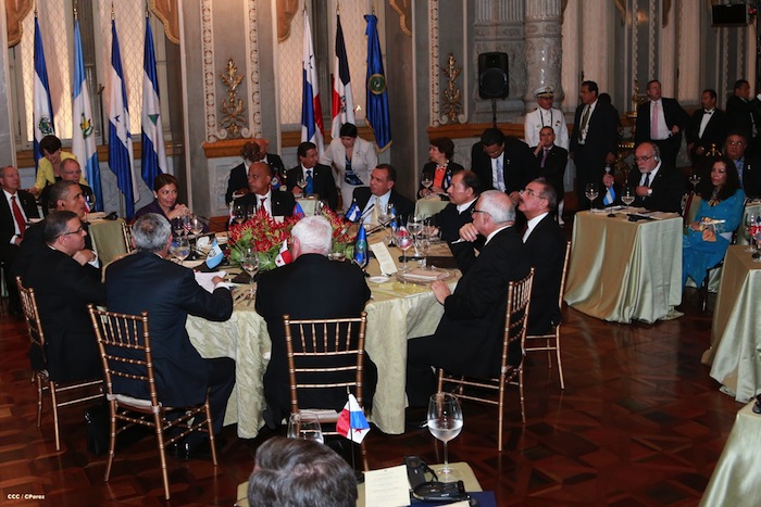 Daniel y Rosario en Cumbre del SICA con Obama