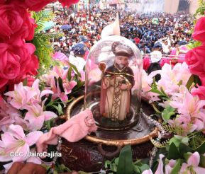 Multitudinaria procesión marca el retorno de Santo Domingo de Guzmán a Las Sierritas