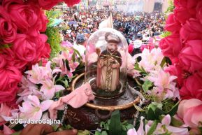 Multitudinaria procesión marca el retorno de Santo Domingo de Guzmán a Las Sierritas
