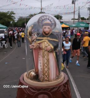 Multitudinaria procesión marca el retorno de Santo Domingo de Guzmán a Las Sierritas