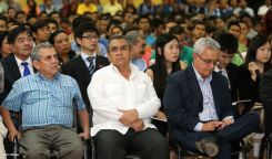 Wang Jing sostiene intercambio con comunidad universitaria