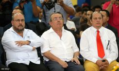 Wang Jing sostiene intercambio con comunidad universitaria