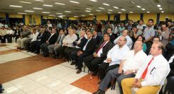 Wang Jing sostiene intercambio con comunidad universitaria