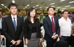 Wang Jing sostiene intercambio con comunidad universitaria