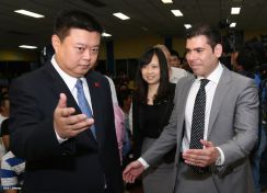 Wang Jing sostiene intercambio con comunidad universitaria