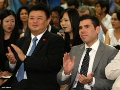 Wang Jing sostiene intercambio con comunidad universitaria