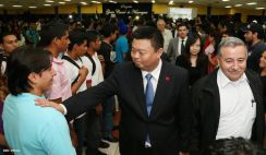 Wang Jing sostiene intercambio con comunidad universitaria