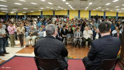 Wang Jing sostiene intercambio con comunidad universitaria