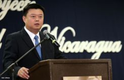 Wang Jing sostiene intercambio con comunidad universitaria