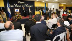 Wang Jing sostiene intercambio con comunidad universitaria