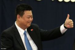 Wang Jing sostiene intercambio con comunidad universitaria