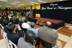 Wang Jing sostiene intercambio con comunidad universitaria