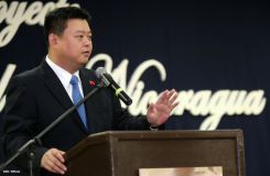 Wang Jing sostiene intercambio con comunidad universitaria