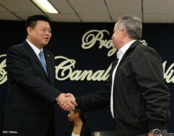 Wang Jing sostiene intercambio con comunidad universitaria