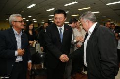 Wang Jing sostiene intercambio con comunidad universitaria