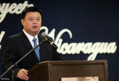 Wang Jing sostiene intercambio con comunidad universitaria