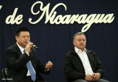 Wang Jing sostiene intercambio con comunidad universitaria