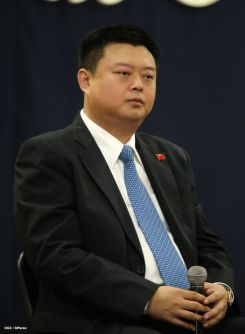 Wang Jing sostiene intercambio con comunidad universitaria