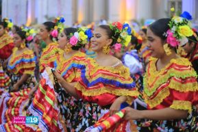 Gran Baile del Huipil en la Plaza Soberanía en Managua
