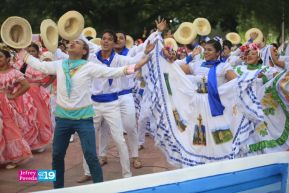 Gran Baile del Huipil en la Plaza Soberanía en Managua
