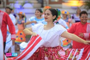 Gran Baile del Huipil en la Plaza Soberanía en Managua