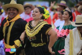 Gran Baile del Huipil en la Plaza Soberanía en Managua