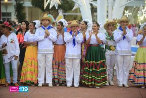 Gran Baile del Huipil en la Plaza Soberanía en Managua
