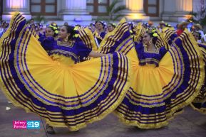 Gran Baile del Huipil en la Plaza Soberanía en Managua