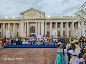 Gran Baile del Huipil en la Plaza Soberanía en Managua