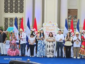 Gran Baile del Huipil en la Plaza Soberanía en Managua
