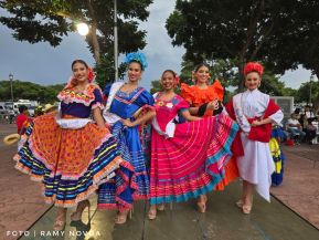 Gran Baile del Huipil en la Plaza Soberanía en Managua