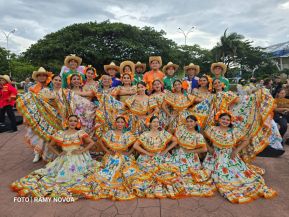 Gran Baile del Huipil en la Plaza Soberanía en Managua