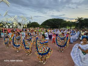 Gran Baile del Huipil en la Plaza Soberanía en Managua