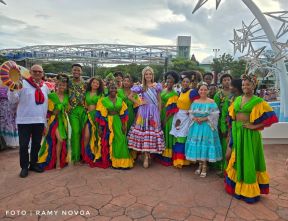 Gran Baile del Huipil en la Plaza Soberanía en Managua