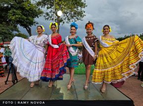 Gran Baile del Huipil en la Plaza Soberanía en Managua