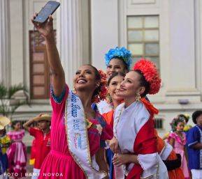 Gran Baile del Huipil en la Plaza Soberanía en Managua