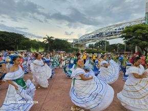 Gran Baile del Huipil en la Plaza Soberanía en Managua