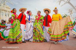 Gran Baile del Huipil en la Plaza Soberanía en Managua