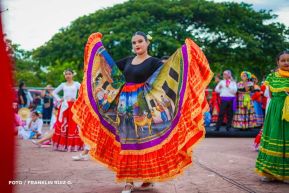 Gran Baile del Huipil en la Plaza Soberanía en Managua