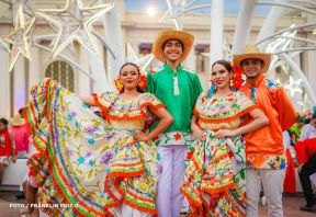 Gran Baile del Huipil en la Plaza Soberanía en Managua