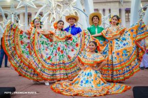 Gran Baile del Huipil en la Plaza Soberanía en Managua