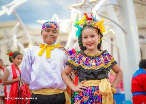 Gran Baile del Huipil en la Plaza Soberanía en Managua
