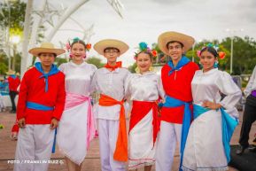 Gran Baile del Huipil en la Plaza Soberanía en Managua