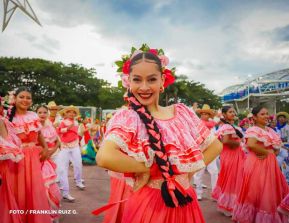 Gran Baile del Huipil en la Plaza Soberanía en Managua
