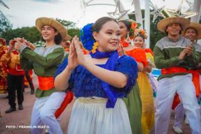 Gran Baile del Huipil en la Plaza Soberanía en Managua