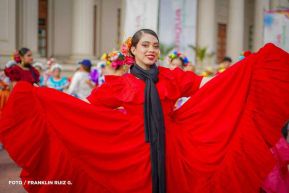 Gran Baile del Huipil en la Plaza Soberanía en Managua
